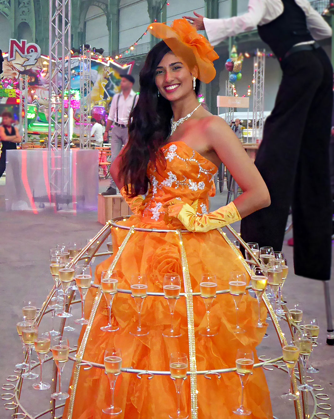 Robe à champagne orange éclatante, parfaite pour soirée estivale