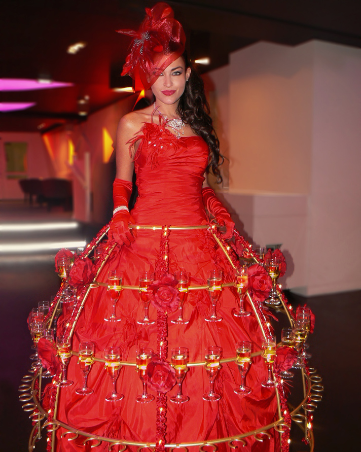 Animation événementielle avec robe à champagne rouge passion